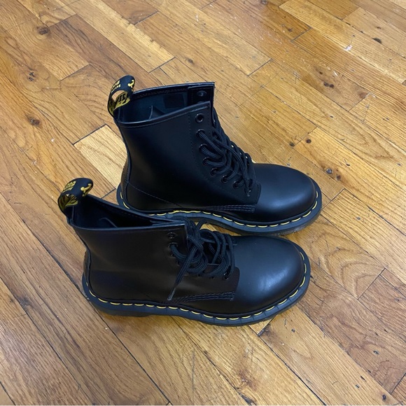 1460 WOMEN'S SMOOTH LEATHER LACE UP BOOTS - Picture 3 of 5